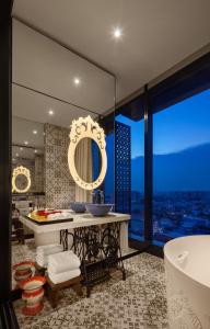 新加坡Hotel Indigo Singapore Katong, an IHG Hotel的带浴缸、水槽和镜子的浴室