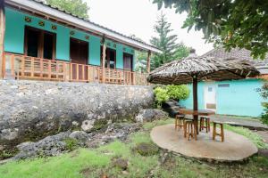 TepusRock Garden Homestay & Resto的屋前的桌椅