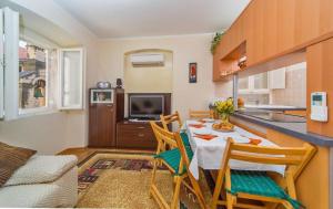 杜布罗夫尼克Maru Apartment的厨房以及带桌椅的起居室。