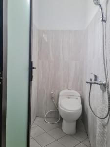 打横RedDoorz Syariah @ Boemi Guesthouse Tasikmalaya的一间带卫生间和淋浴的浴室