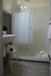 奥斯坦德Sea Side的一间带玻璃淋浴和水槽的浴室