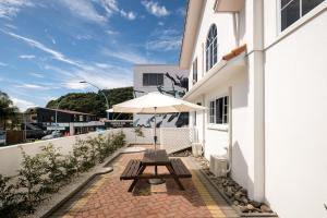 芒格努伊山弥生贝尔汽车旅馆的砖砌庭院内带遮阳伞的野餐桌