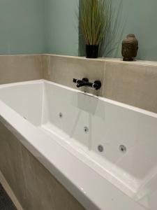 阿姆斯特丹Luxury Prinsengracht Canal House Jordan Area的浴室内设有带水龙头的白色浴缸