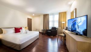 关丹诺佳纳酒店的配有一张床和一台平面电视的酒店客房