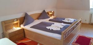 圣彼得奥尔丁Ferienwohnung-Floppy-Hansi-OG-3的一间卧室配有两张带毛巾的床