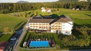 沃尔特湖畔韦尔登范图尔酒店的享有酒店空中美景,设有游泳池