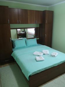 查查克Clinic for Rehabilitation Vujan的一间卧室配有一张大床和两条毛巾