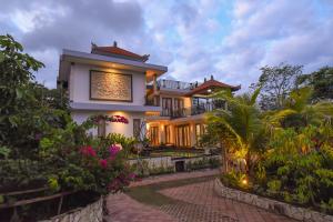 乌干沙Mandox Villa Bali的前面有小路的房子