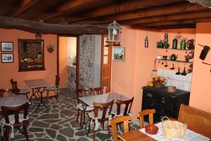 塞代拉帕萨达乡村公寓大楼酒店的一间带桌椅和壁炉的用餐室