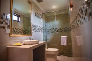 乌干沙Mandox Villa Bali的一间带水槽和淋浴的浴室
