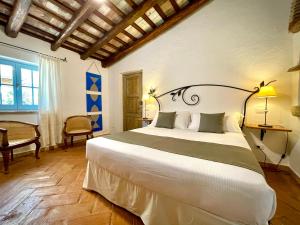 阿尔扎凯纳Punta D'Acu Country Resort的一间卧室,卧室内配有一张大床