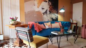 卡尼亚诺Aroma Green Villa的客厅配有蓝色的沙发和桌子