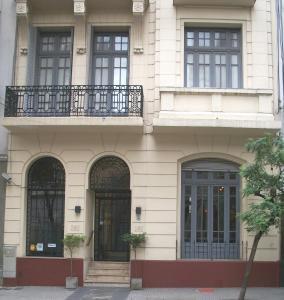 布宜诺斯艾利斯A酒店的街道上设有窗户和门的建筑