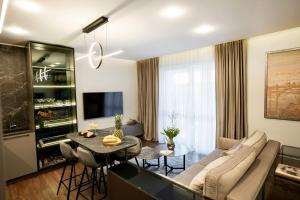 考纳斯Stay in Kaunas & Park House的客厅配有沙发和桌子