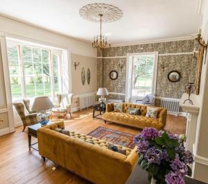 诺里奇Reymerston Hall的客厅配有沙发和桌子