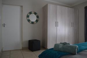莫迪默勒The Open Door Guest Suite的卧室配有一张床,墙上设有镜子