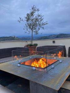科森扎Dimora de Matera Luxury Suites的上面有一个火坑的桌子