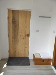 Chin-yüan花總管的一间设有木门和木箱的房间