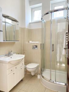 索波特Piasek Sopotu的浴室配有卫生间、盥洗盆和淋浴。