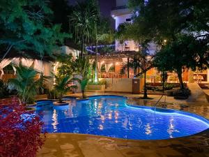 Los Lagos Resort Hotel内部或周边的泳池