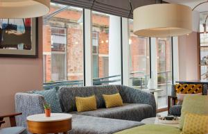 伦敦Citadines Islington London的带沙发的客厅和部分窗户。