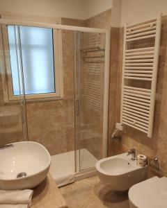 阿拉西奥Casa Vacanze Medit的带淋浴、盥洗盆和卫生间的浴室