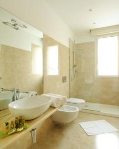 阿拉西奥Casa Vacanze Medit的一间带两个盥洗盆和卫生间的浴室