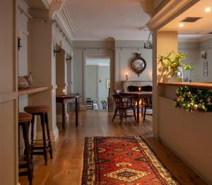 利夫顿The Arundell的客厅配有桌椅和地毯。