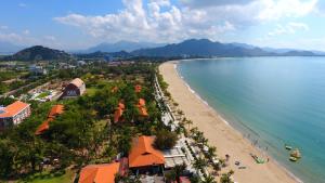 潘郎Cube homestay Phan Rang cách biển 300m to the beach的享有海滩和海洋的空中景致