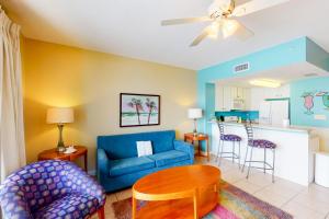 巴拿马城海滩Seychelles Beach Resort III的客厅配有蓝色的沙发和桌子