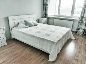 派尔努Suur-Sepa apartment near city centre and beach的卧室配有白色床单和白色大床