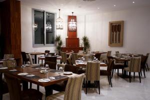 卡科佩特里亚水晶酒店的用餐室配有桌椅