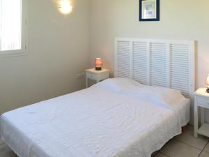 比斯卡罗斯海滩Holiday Home Résidence Plage Océane - BPL341 by Interhome的卧室配有白色的床和2个床头柜