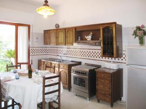 蒙蒂尼奥索Apartment Wilma by Interhome的厨房配有桌子、水槽和炉灶。