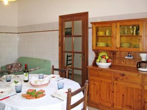 蒙蒂尼奥索Apartment Wilma by Interhome的厨房配有带食物和一瓶葡萄酒的桌子