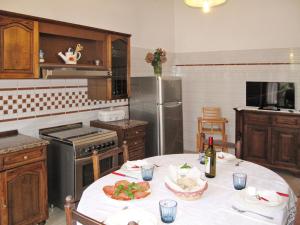 蒙蒂尼奥索Apartment Wilma by Interhome的厨房配有餐桌和食物