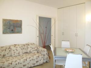 蒙蒂尼奥索Apartment Mia by Interhome的客厅配有沙发和桌子