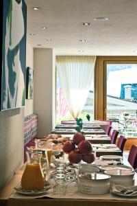 博尔米奥穆布雷赛托雷丽里特酒店的一张长桌,上面放着食物板