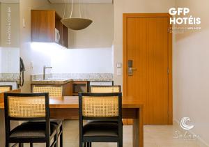 萨利诺波利斯SALINAS EXCLUSIVE - GAV Resorts的厨房配有桌椅和木门。