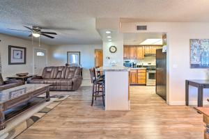 Lake Havasu Home with Pool - 2 Miles to Waterfront!的休息区