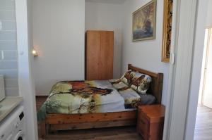 阿拉德Vastu Dead Sea apartment的一间小卧室,配有一张木架床