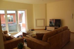 布尔高BURGUNA Apartment, 500m from Burgau Beach的客厅配有2张沙发和1台平面电视
