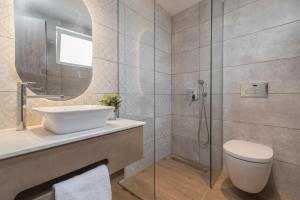 扎金索斯镇Mavra Elegant Apartments的一间带水槽、卫生间和淋浴的浴室