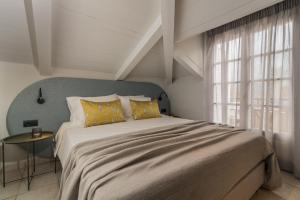 扎金索斯镇Mavra Elegant Apartments的一间卧室配有一张带黄色枕头的大床