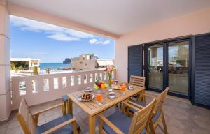 埃亚玛琳娜奈奇多Manolia Dream Apartment 3-bedrooms 30m to the beach的海景阳台上的桌椅