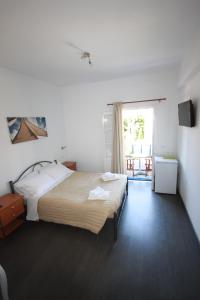 普拉提伊亚洛斯西弗诺斯基克拉泽斯海滩公寓式酒店的一间卧室设有一张大床和一个窗户。