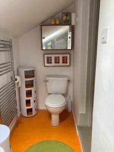 巴斯Yew Tree Cottage的一间带卫生间和镜子的小浴室