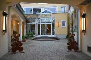 巴德瓦尔特斯多夫费舍尔餐厅酒店的庭院中间有两只兔子的建筑物