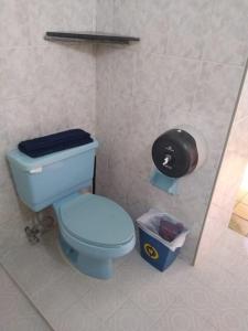 瓜达拉哈拉唐费利佩旅馆的浴室设有蓝色的卫生间和垃圾桶