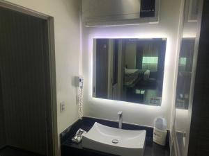 瓜达拉哈拉Motel Pedregal的一间带水槽和镜子的浴室